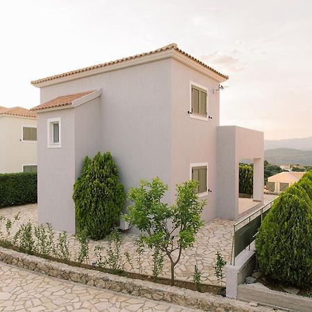 Vasilopoulos Residences - Villa Emelia With Shared Pool アルゴストリオン エクステリア 写真
