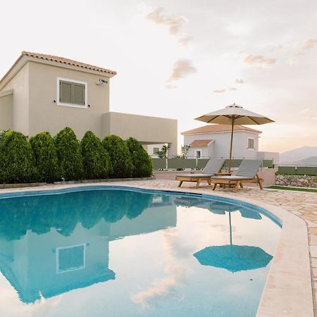 Vasilopoulos Residences - Villa Emelia With Shared Pool アルゴストリオン エクステリア 写真