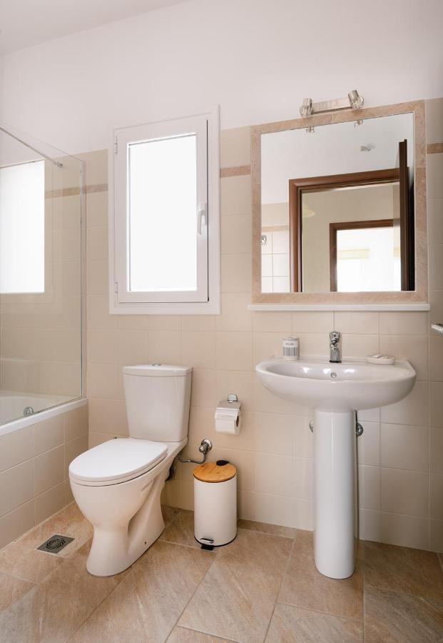 Vasilopoulos Residences - Villa Emelia With Shared Pool アルゴストリオン エクステリア 写真