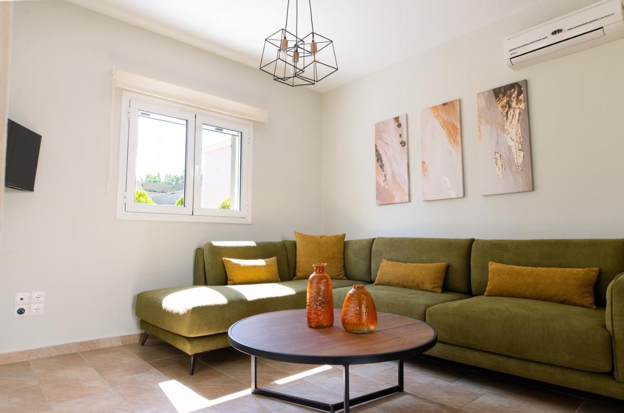 Vasilopoulos Residences - Villa Emelia With Shared Pool アルゴストリオン エクステリア 写真