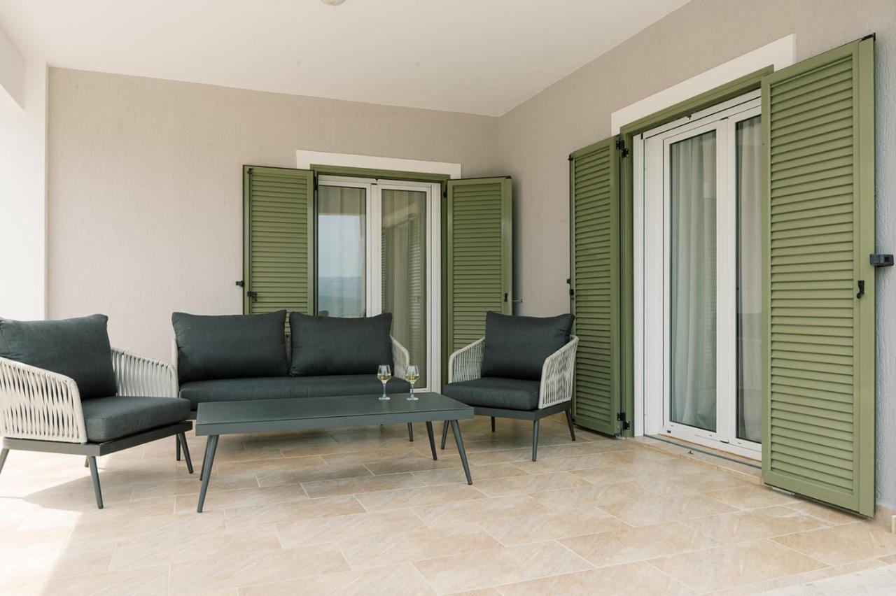 Vasilopoulos Residences - Villa Emelia With Shared Pool アルゴストリオン エクステリア 写真