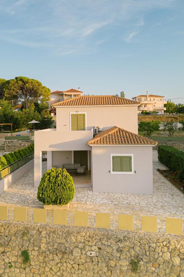 Vasilopoulos Residences - Villa Emelia With Shared Pool アルゴストリオン エクステリア 写真